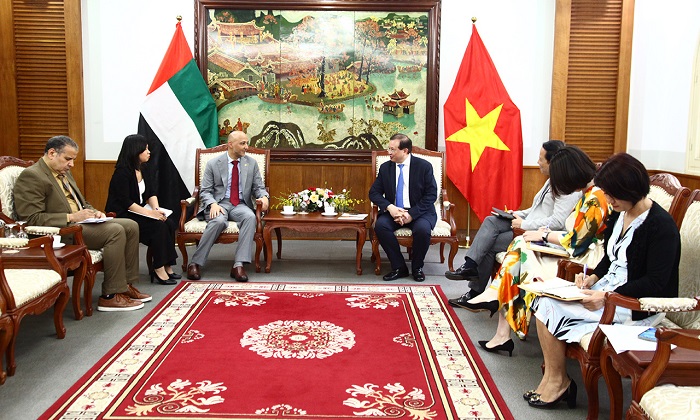 Thứ trưởng Tạ Quang Đông tiếp Đại sứ Bader Almatrooshi